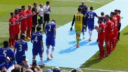 FOTO Liverpool, passaggio d'onore per il Chelsea campione