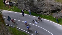 FOTO Ciclismo, paura al Giro d'Italia: Pozzovivo cade in discesa