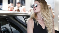 FOTO A Cannes arriva la sensuale Kroes: occhi solo per lei