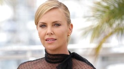 FOTO Charlize Theron, fascino e grande bellezza a Cannes