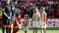 FOTO Gerrard, in campo con le figlie per l'addio al Liverpool