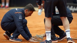 FOTO Internazionali, così si "ripara" un campo di tennis