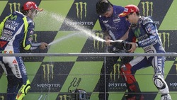 FOTO MotoGp Le Mans, vince Lorenzo. Rossi secondo