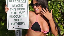 Claudia Romani in posa a Miami in attesa del futuro del Milan