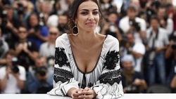 La musa di Sorrentino Madalina Ghenea incanta Cannes