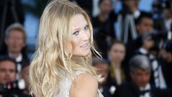 Toni Garrn sfila a Cannes e lascia il pubblico senza fiato