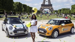 Tennis, Serena in bianco ai piedi della Torre Eiffel