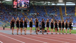 Roma-Palermo, le hostess giallorosse illuminano l'Olimpico