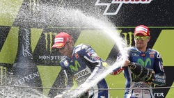 A Montmelò Lorenzo fa poker. Nuovo podio per Rossi