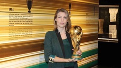 Barbara Berlusconi con la Coppa del mondo a Casa Milan