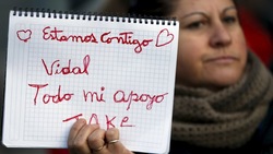 Vidal, cori e cartelli per lui: «Siamo con te»