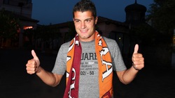 Iago Falque con la sciarpa della Roma