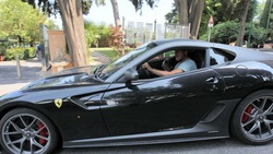 Roma, Totti con i figli a villa Stuart in Ferrari