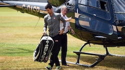 Tennis, Djokovic show: arrivo in elicottero e spogliarello