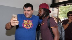 Roma a Termini: autografi e selfie con i tifosi