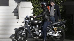 Varoufakis-Fonzie, ex-ministro motociclista dimentica il… casco