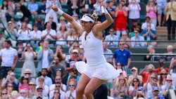 La Muguruza fa festa e la gonnellina vola via..