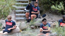 Napoli, relax al fiume dopo l'allenamento