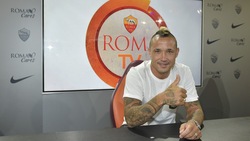 Roma, la firma del contratto di Nainggolan