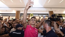 Juve, è il giorno di Dybala: selfie e autografi