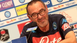 Napoli, Sarri sorridente in conferenza stampa