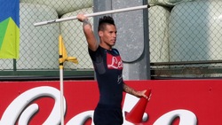 Napoli, Hamsik si allena nel lancio del giavellotto