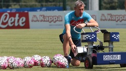 Napoli, entra in campo la macchina sparapalloni