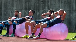 Napoli, addominali sulle "swiss ball"