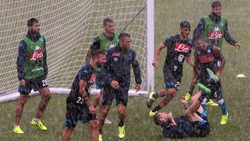 Il Napoli si allena sotto la pioggia a Dimaro