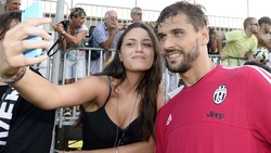 Juve, quanti selfie a Vinovo. Dybala e Llorente show