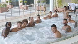 La Roma si rilassa in piscina dopo il City