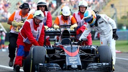 Alonso, triste finale: spinge la sua McLaren fino ai box