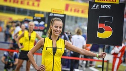 Le grid girl illuminano il Gp di Ungheria