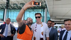 Szczesny a Fiumicino: l'abbraccio dei tifosi della Roma