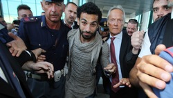 Roma, Salah sbarca a Fiumicino: che festa con i tifosi!