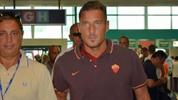 Cori e applausi, la Roma prende il volo per Lisbona