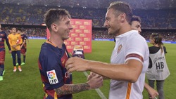 Totti, abbracci con i fenomeni del Barcellona