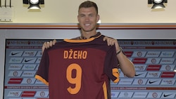 Dzeko, firma sul contratto e maglia numero 9