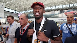 Rudiger sbarca a Fiumicino con la sciarpa della Roma