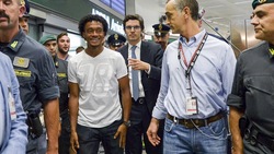 Juve, i tifosi acclamano Cuadrado a Malpensa