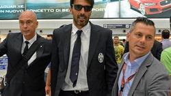 La Juve a Fiumicino: selfie con i tifosi