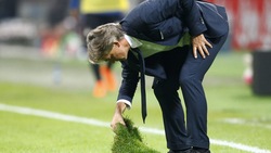 Mancini 'giardiniere': mette a posto il prato di San Siro