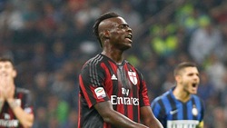Balotelli torna in campo con il Milan: prende un palo nel derby
