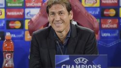 Roma, sorrisi e concentrazione in conferenza stampa