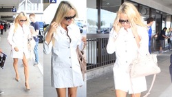 Pamela Anderson in bianco: che fascino l'ex bagnina