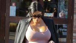 Kim Kardashian e le forme generose della dolce attesa