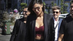 Belen a Napoli incanta tutti con pizzo e merletti