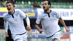 Parolo e Biglia stendono il Verona. Lazio, che vittoria in dieci!
