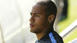 Neymar che look: addio cresta, è rasato!