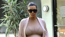 Kim Kardashian, dolce attesa hot: trasparenze e abito a rete